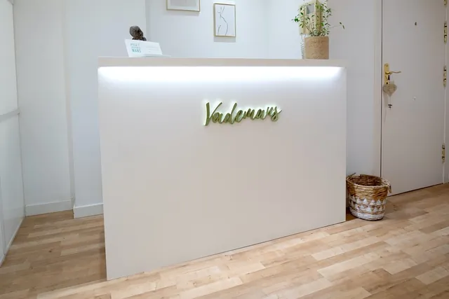 La recepció · El nostre rètol de llum et dona la benvinguda